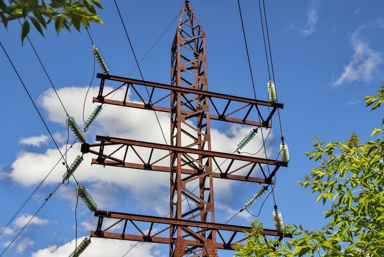 découvrez tout sur les pylônes haute tension, leur rôle essentiel dans le transport de l'électricité sur de longues distances, leur conception et leur importance pour un réseau électrique fiable.