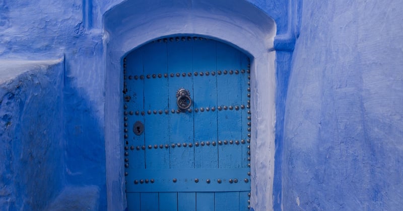 Poignées de porte recyclées : l'astuce déco pour créer des patères uniques