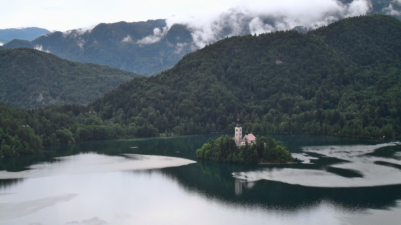 d&eacute;couvrez les alpes, une cha&icirc;ne de montagnes spectaculaire offrant des paysages &agrave; couper le souffle, des activit&eacute;s de plein air vari&eacute;es et une richesse culturelle unique.