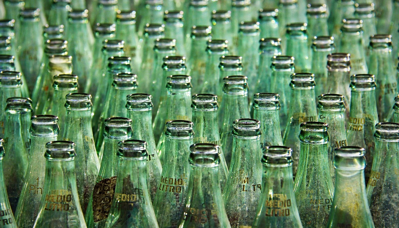 d&eacute;couvrez l'importance du recyclage des bouteilles en verre pour pr&eacute;server l'environnement et r&eacute;duire les d&eacute;chets.
