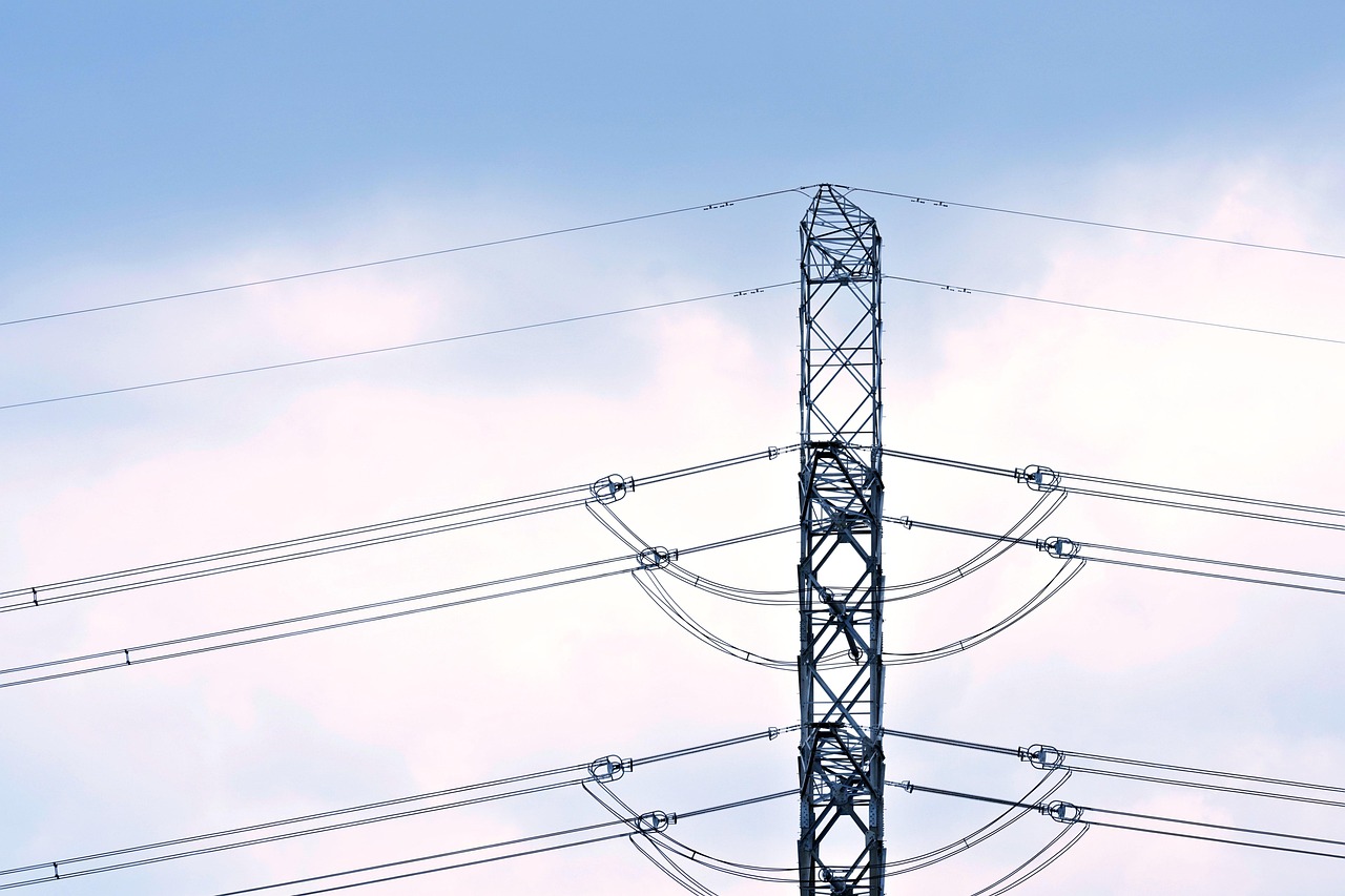 d&eacute;couvrez tout sur les tours haute tension : structure, fonction et importance dans la transmission d'&eacute;lectricit&eacute; &agrave; haute tension.