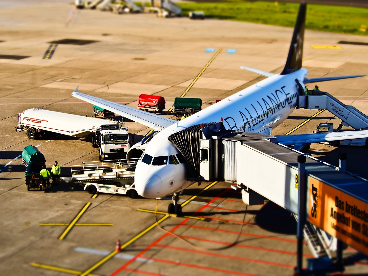 d&eacute;couvrez les pratiques et innovations pour la durabilit&eacute; dans les a&eacute;roports, r&eacute;duisant l'empreinte &eacute;cologique tout en am&eacute;liorant l'efficacit&eacute; et le confort des voyageurs.