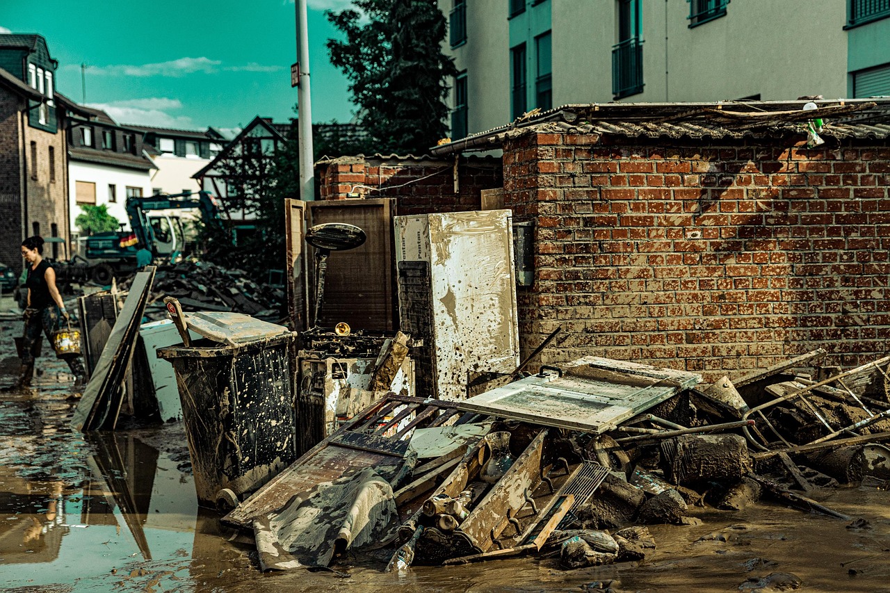 d&eacute;couvrez les causes, les impacts et les solutions pour les inondations. informez-vous sur les mesures de pr&eacute;vention et les actions &agrave; entreprendre en cas de crue.